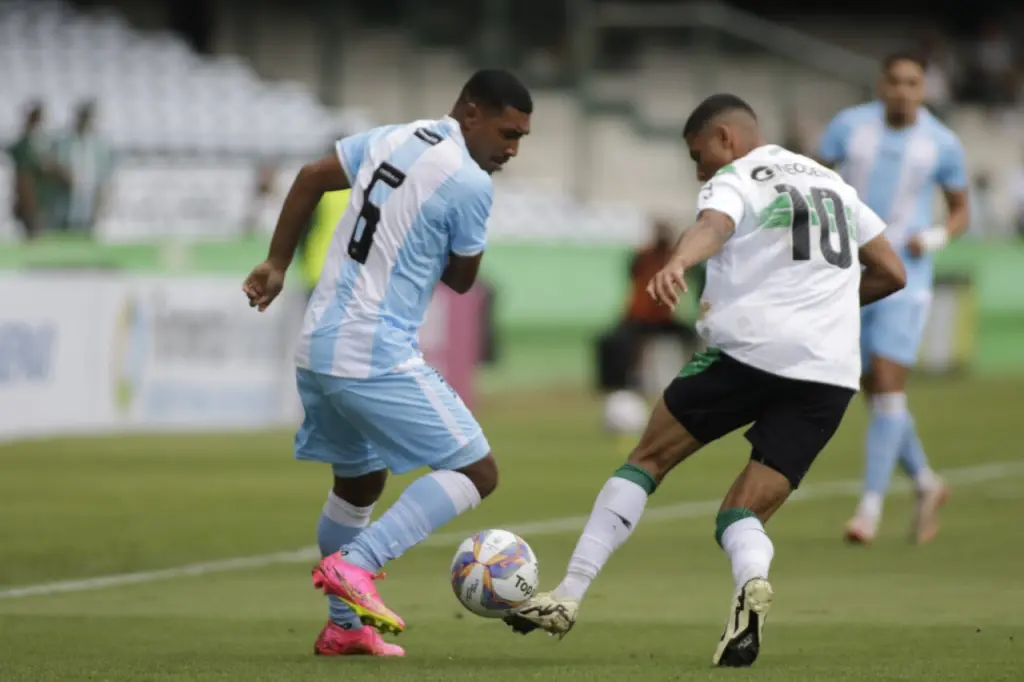 O lateral-esquerdo Maurício, do Londrina, enfrenta o Coritiba