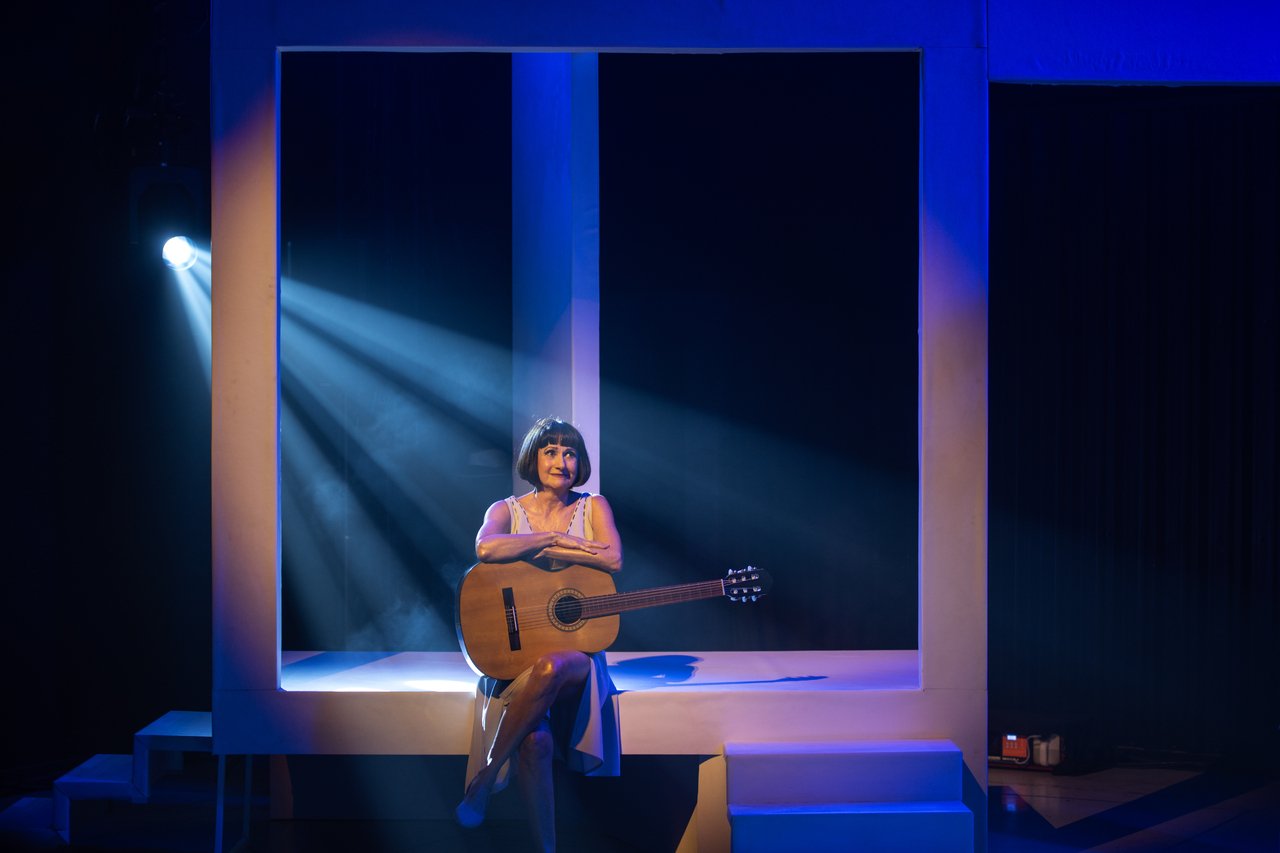 Estrelado por Zeze Polessa, o solo inédito de Miguel Falabella, “Os Olhos de Nara Leão”, chega a Curitiba em curta temporada com apresentações no Teatro Fernanda Montenegro – Cred Priscila Prade