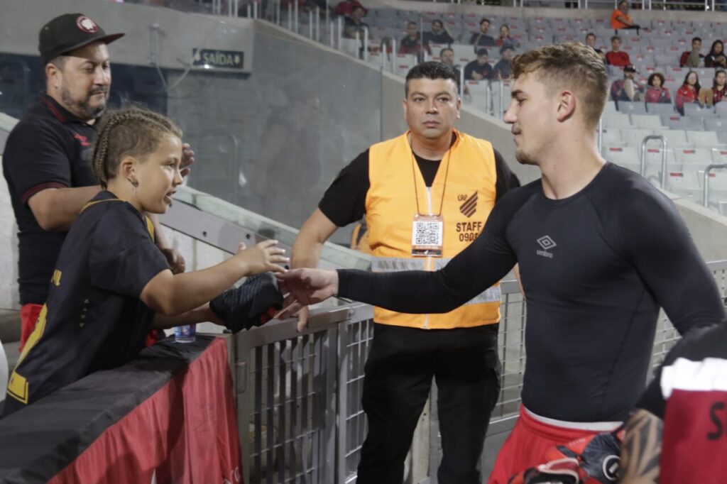 O goleiro Léo Linck se despede de torcedores do Athletico Paranaense na Ligga Arena