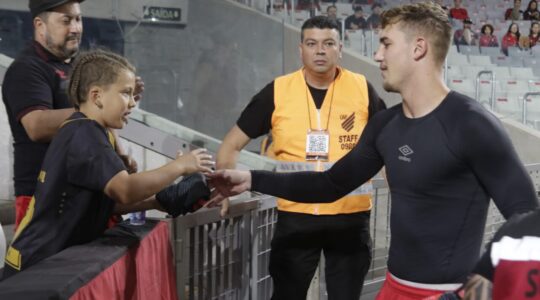 O goleiro Léo Linck se despede de torcedores do Athletico Paranaense na Ligga Arena