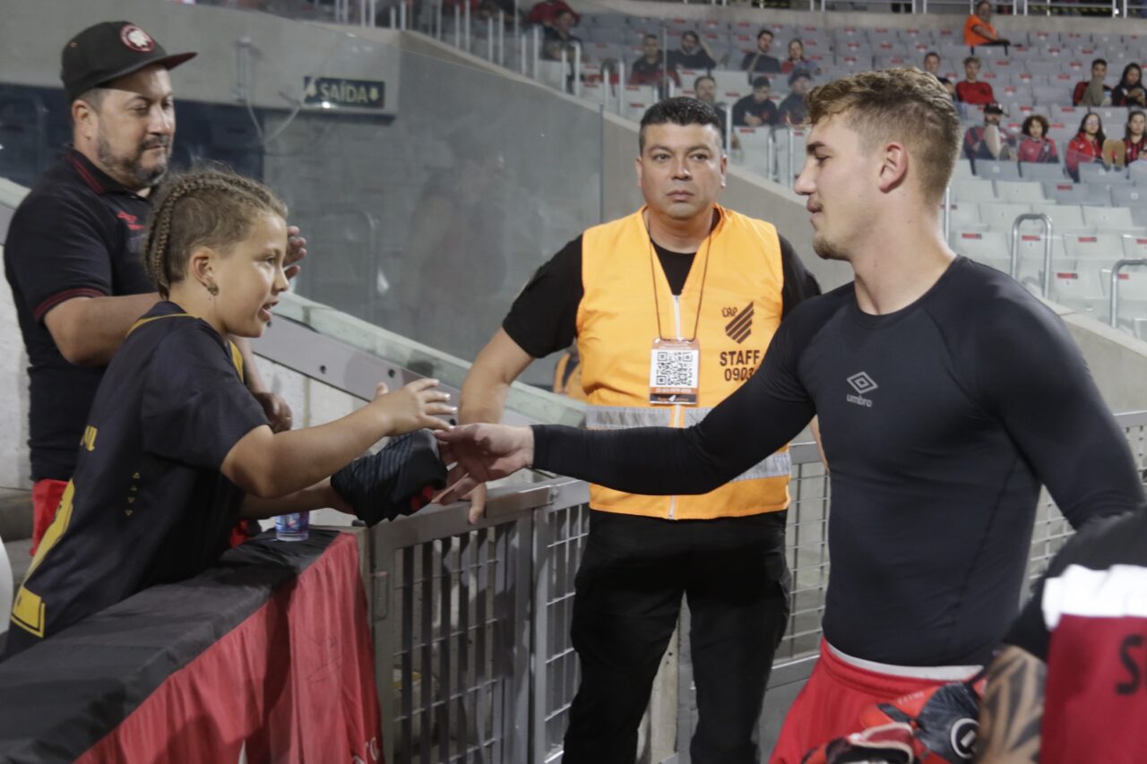 O goleiro Léo Linck se despede de torcedores do Athletico Paranaense na Ligga Arena