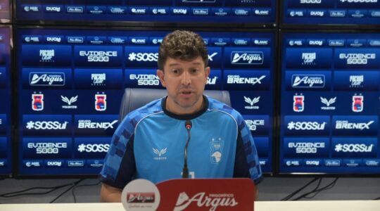 O técnico Tcheco, do Paraná Clube