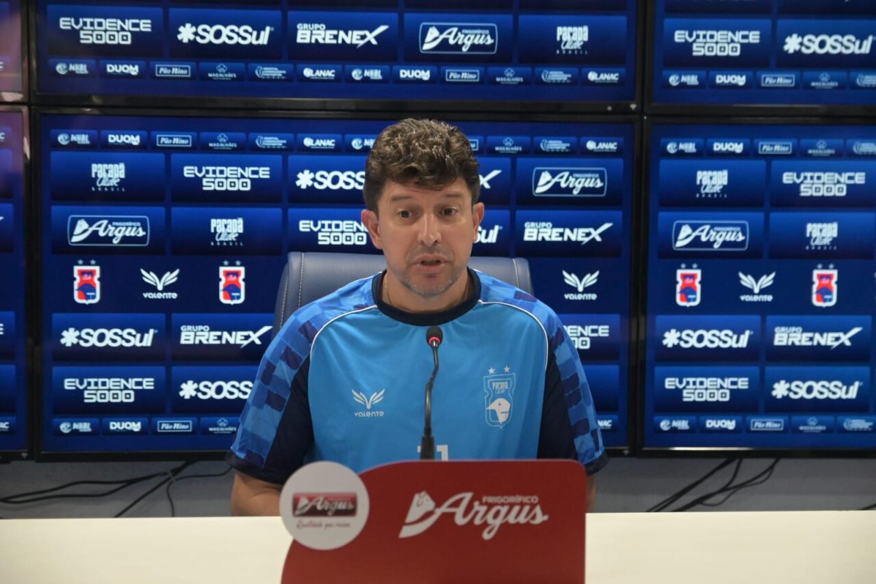 O técnico Tcheco, do Paraná Clube