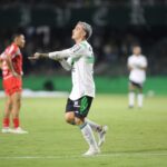 Josué comemora gol em Coritiba x Rio Branco