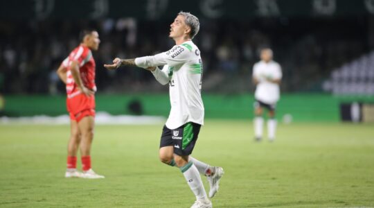 Josué comemora gol em Coritiba x Rio Branco