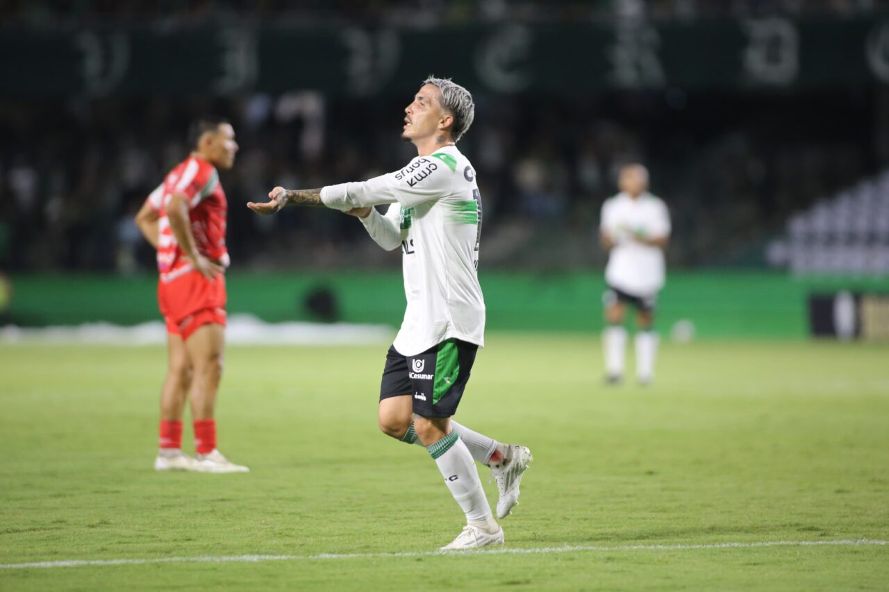 Josué comemora gol em Coritiba x Rio Branco