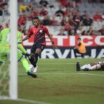Leozinho chuta para marcar o gol em Athletico x São Joseense
