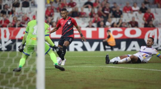 Leozinho chuta para marcar o gol em Athletico x São Joseense
