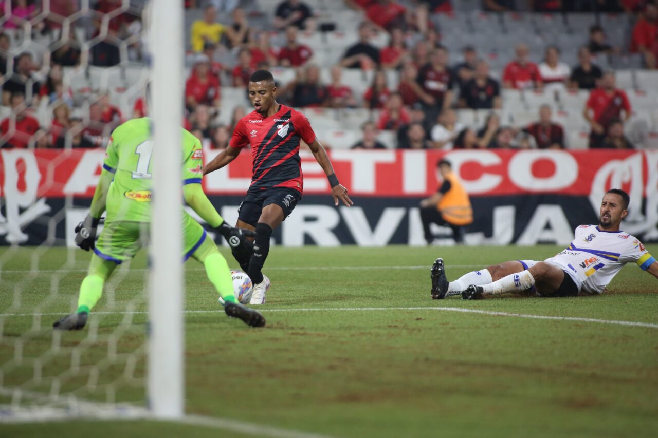 Leozinho chuta para marcar o gol em Athletico x São Joseense