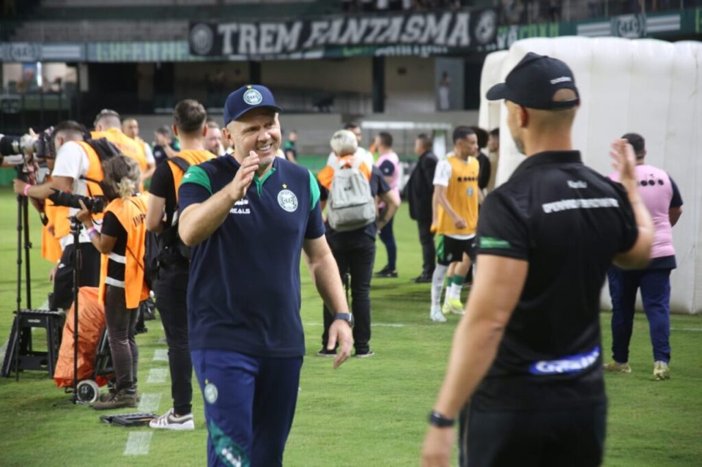 O técnico Mozart, em Coritiba x Operário