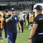 O técnico Mozart, em Coritiba x Operário