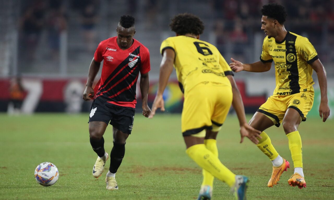 Kevin Velasco, do Athletico, enfrenta o Cascavel