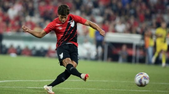O meia João Cruz, do Athletico Paranaense