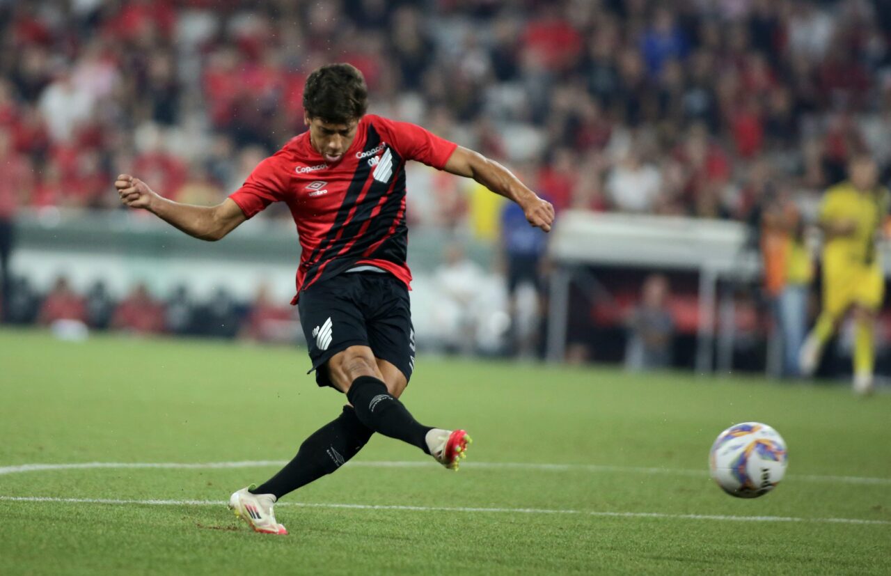 O meia JoĂ£o Cruz, do Athletico Paranaense