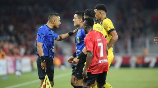 Arbitragem em ação no Campeonato Paranaense 2025