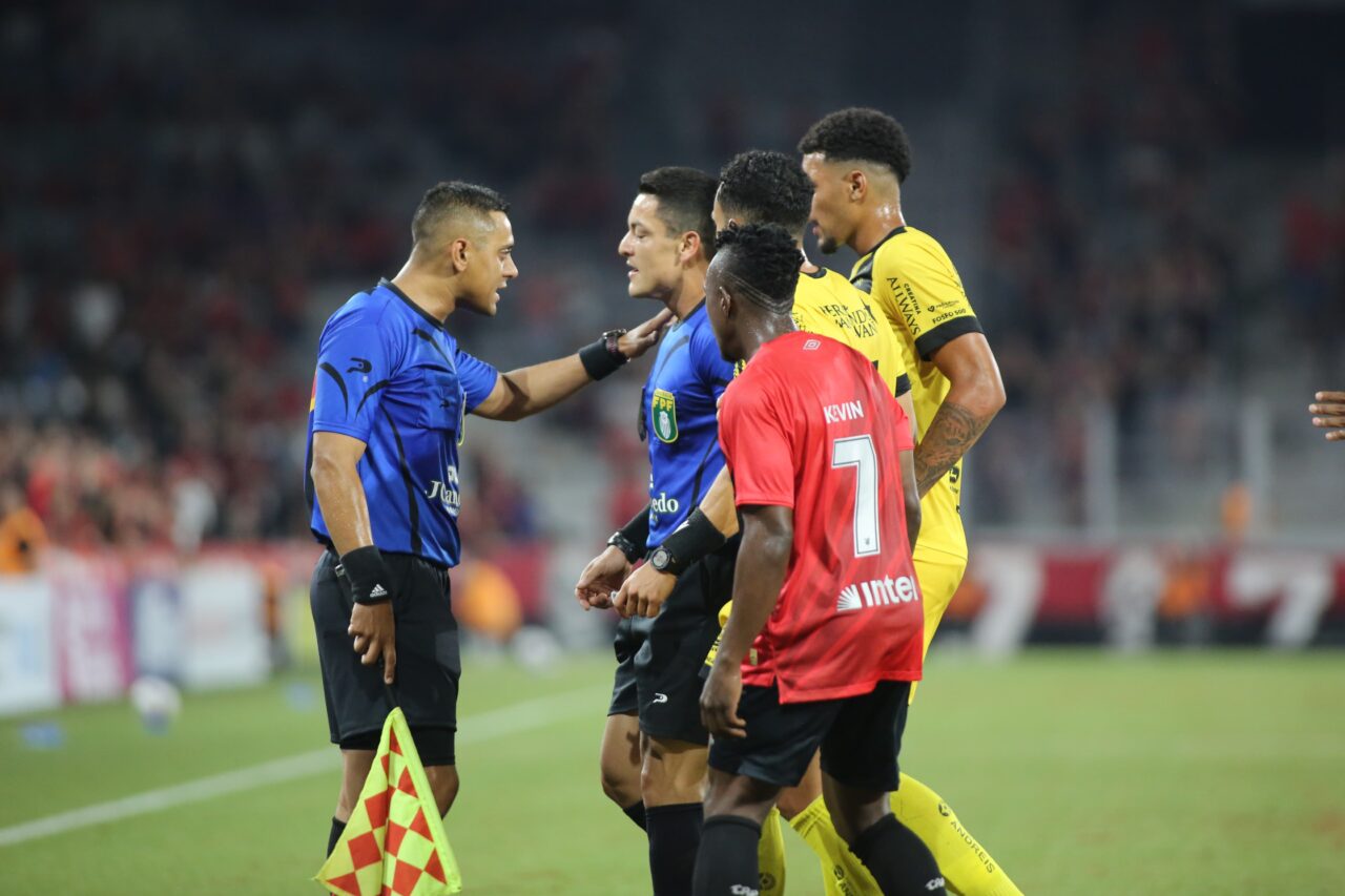 Arbitragem em ação no Campeonato Paranaense 2025