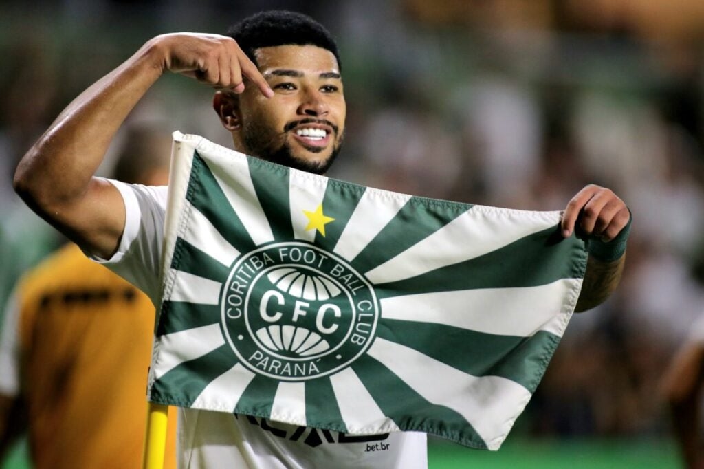 O canhoto Lucas Ronier, que joga na ponta-direita do Coritiba