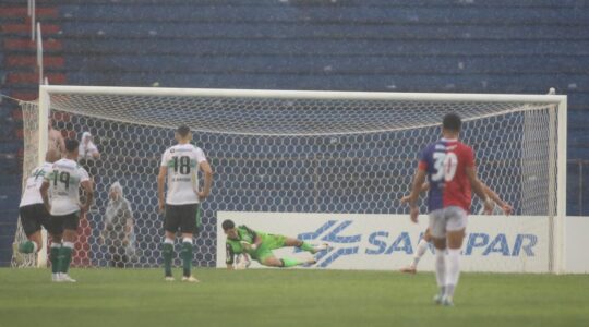 O goleiro Pedro Morisco, do Coritiba, defende pênalti de Diego Tavares, do Paraná Clube