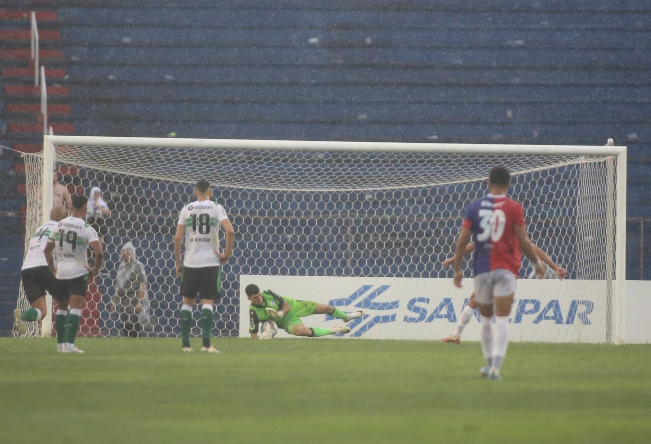 O goleiro Pedro Morisco, do Coritiba, defende pênalti de Diego Tavares, do Paraná Clube