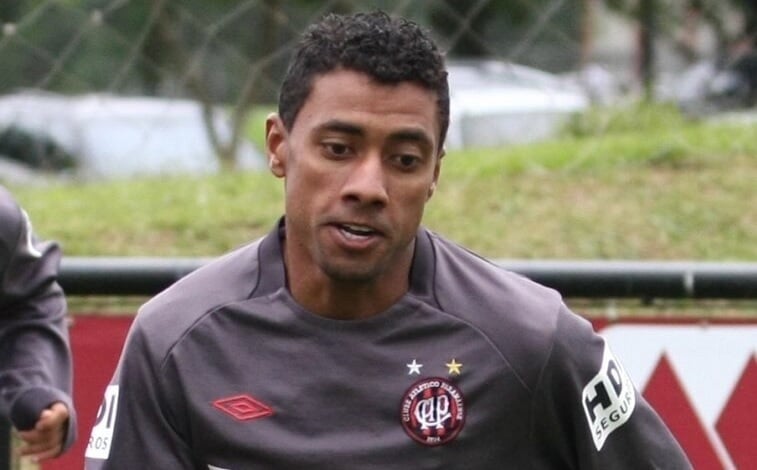 Kleberson pelo Athletico