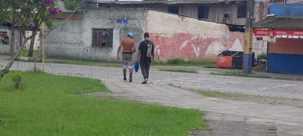 Moradores indo pra Mestre Leopoldino