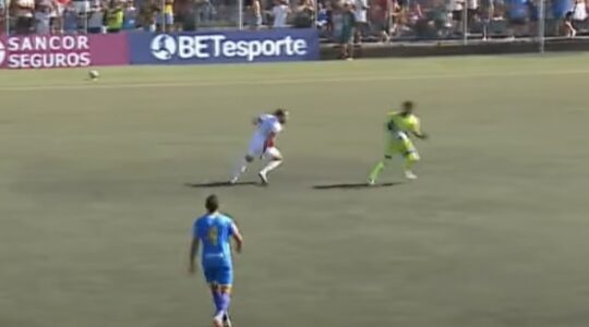 Bola na mão do goleiro Cayo, do São Joseense, no jogo contra o Paraná Clube