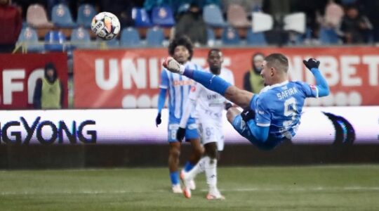 Alisson Safira marca gol pelo Craiova