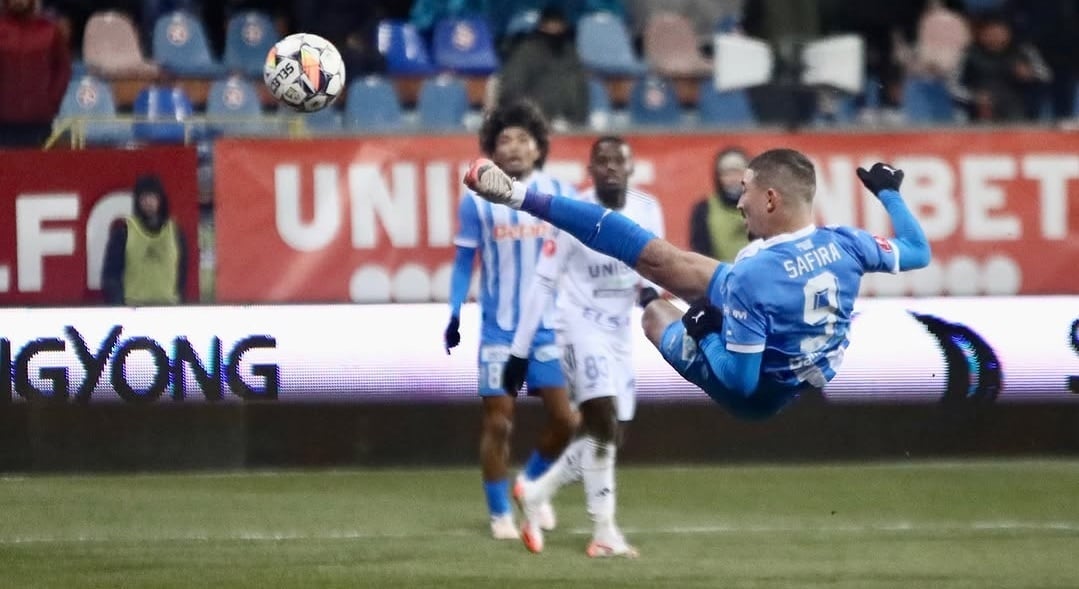 Alisson Safira marca gol pelo Craiova