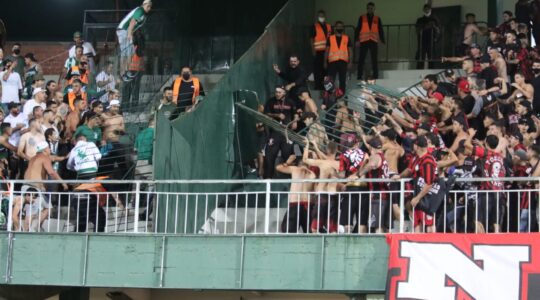 Briga entre torcidas de Coritiba e Athletico, no Couto Pereira, em fevereiro de 2022