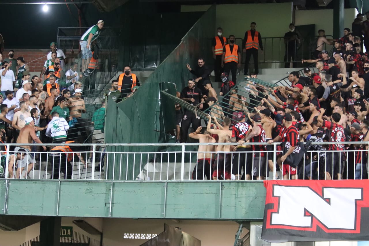 Briga entre torcidas de Coritiba e Athletico, no Couto Pereira, em fevereiro de 2022