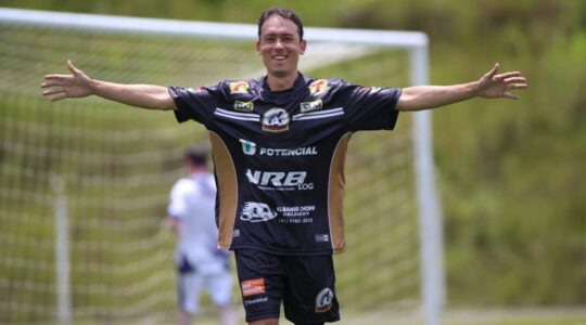O centroavante Keirrison, em Amigos do Macaris 8x3 Pinheirinho