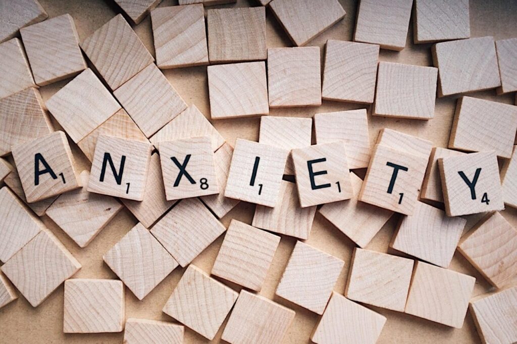 Letras em madeira com a palavra anxiety, ansiedade em inglês