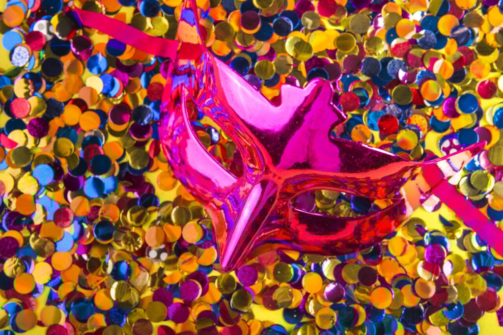 colorful-carnival-composition-with-masks
