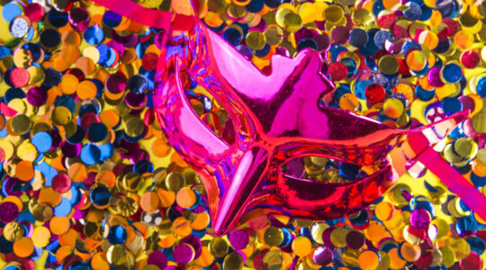 colorful-carnival-composition-with-masks