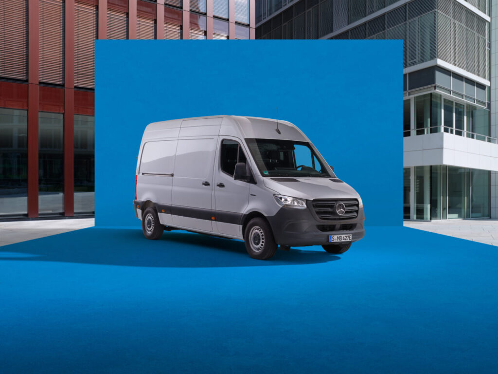 Mercedes-Benz Sprinter feiert 30-jährige Erfolgsgeschichte mit einem attraktiven Sondermodell The Mercedes-Benz Sprinter celebrates 30 years of success, with attractive offers