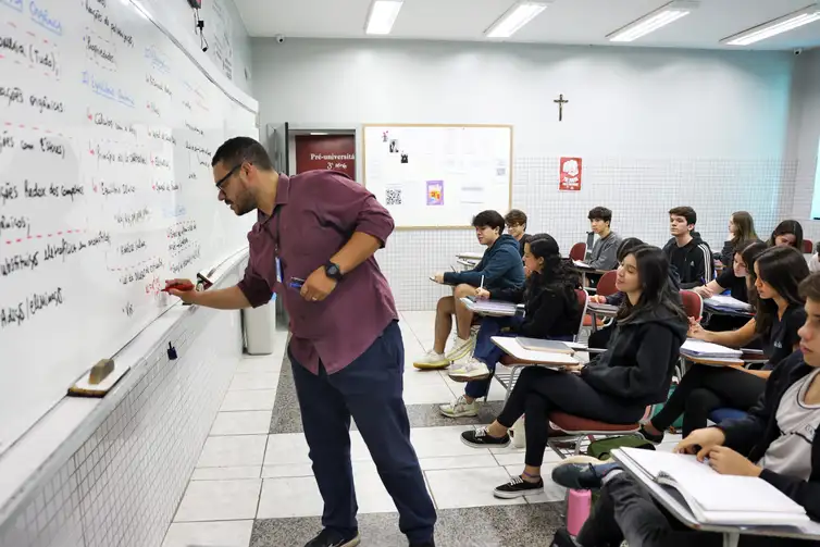 José Cruz/Agência Brasil Brasília (DF), 24/10/2024 - Professor do colégio Galois, Samuel Rbeiro Costa, em sala de aula com alunos na preparação nos últimos dias antes da prova do Enem 2024. Foto: José Cruz/Agência Brasil