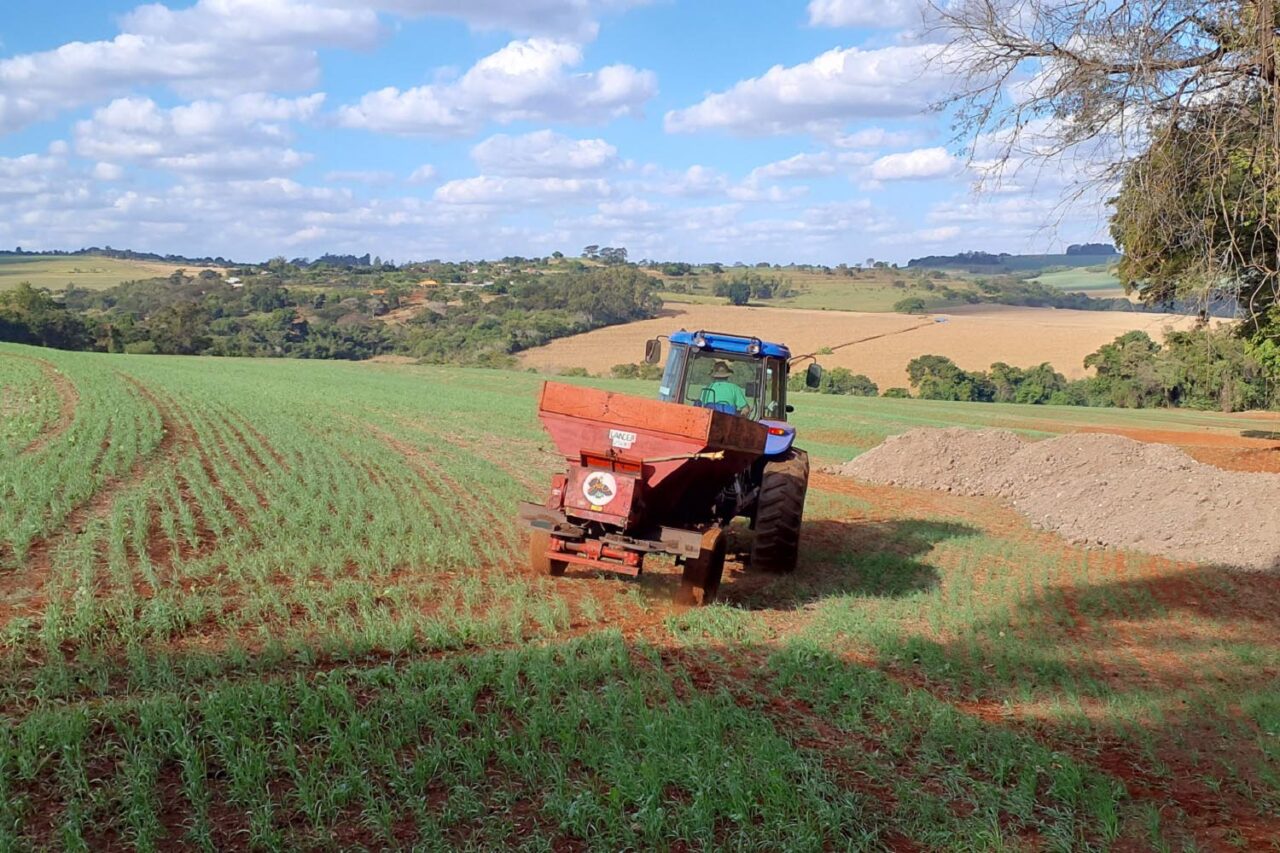 20250317_-_uso_do_lodo_na_agricultura_-_8_aplicacao_trator