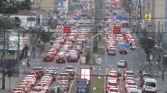 CARROS TRANSITO CONGESTIONAMENTO VISCONDE DE GUARAPUAVA