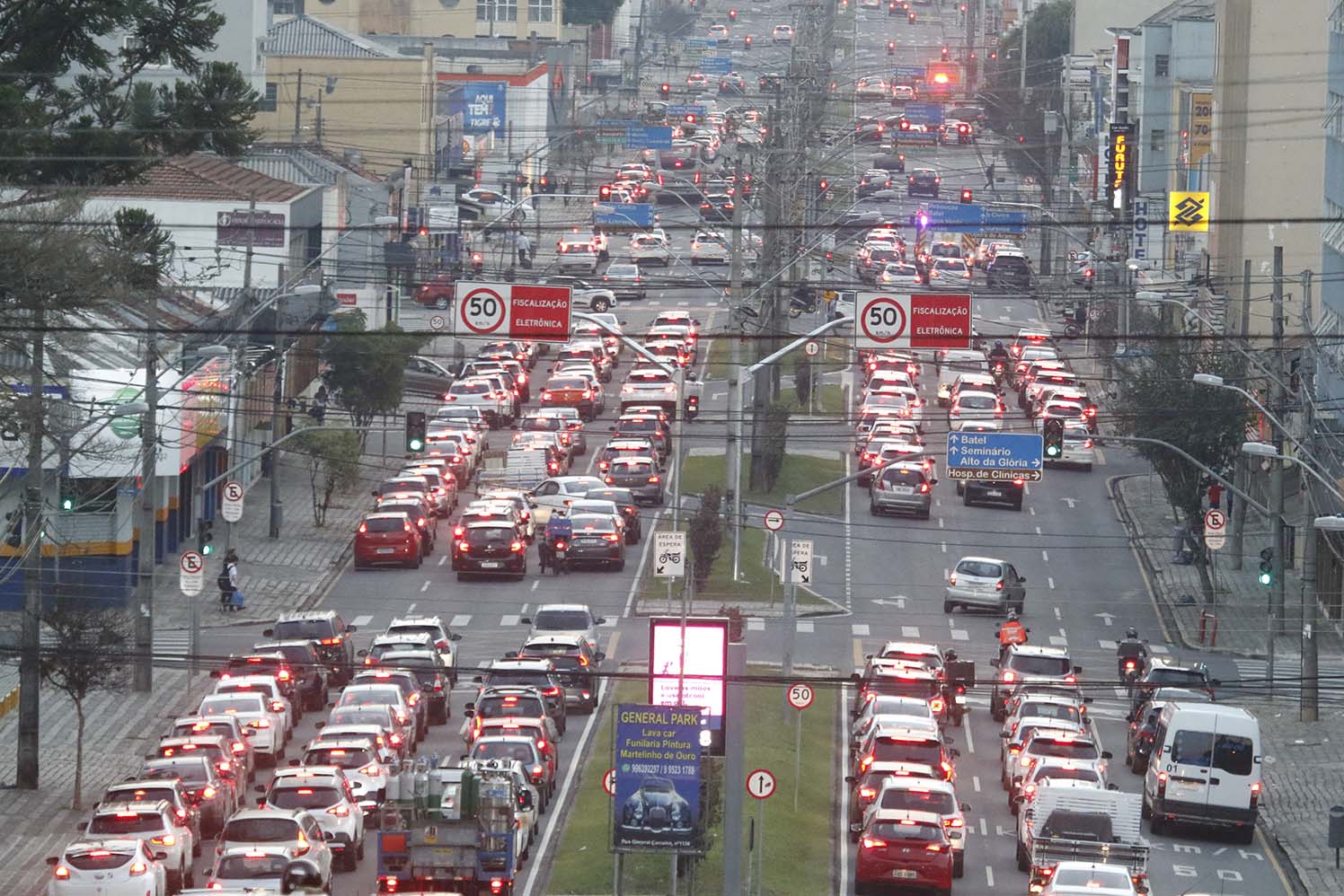 CARROS TRANSITO CONGESTIONAMENTO VISCONDE DE GUARAPUAVA