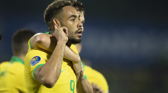 Matheus Cunha comemora gol contra a Argentina, no Pré-Olímpico