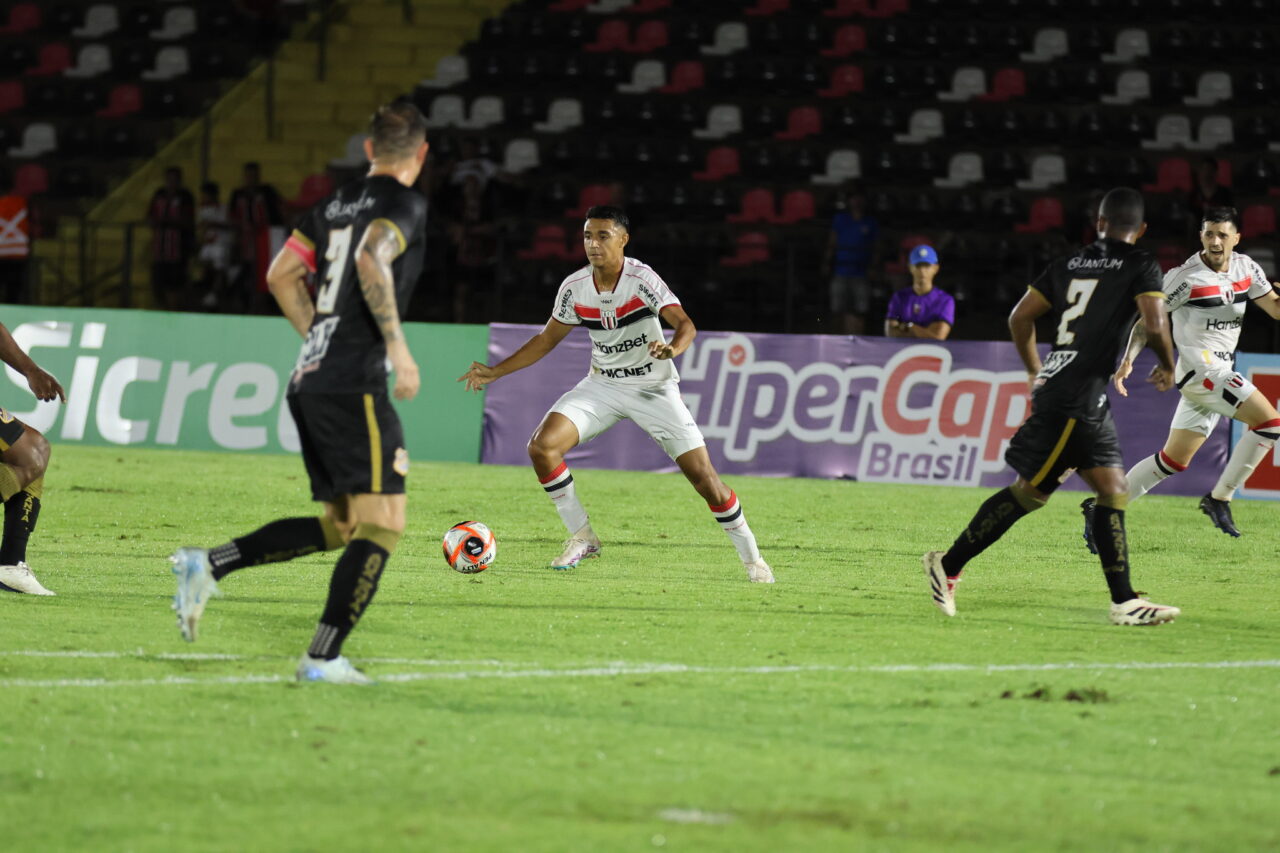Pedro Severino em jogo do Botafogo-SP