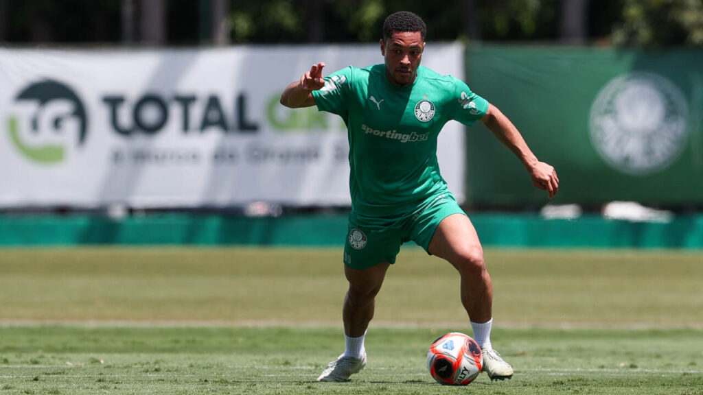 Vitor Roque treina no Palmeiras