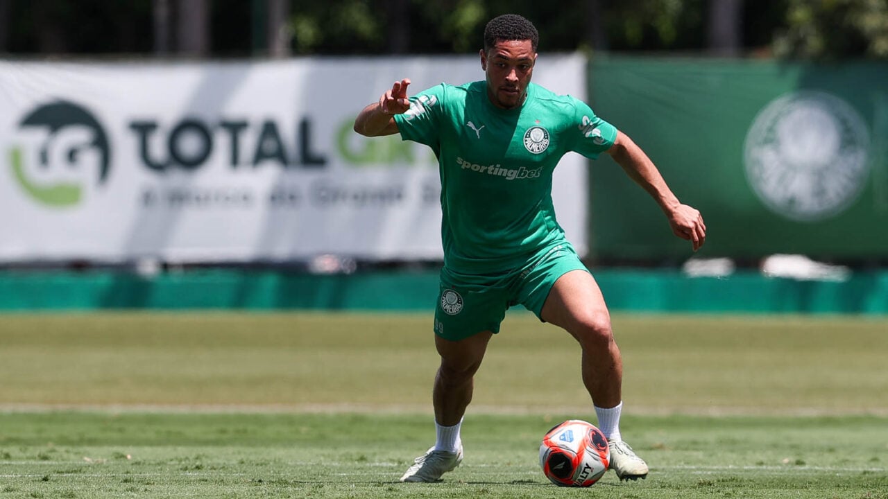 Vitor Roque treina no Palmeiras