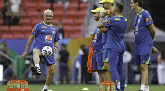 Dorival Júnior em treino da seleção brasileira