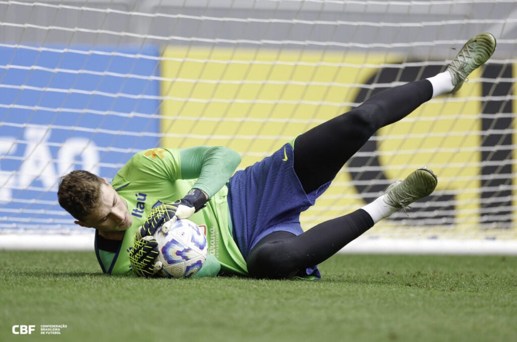 O goleiro Bento, ex-Athletico Paranaense, em treino da seleção brasileira