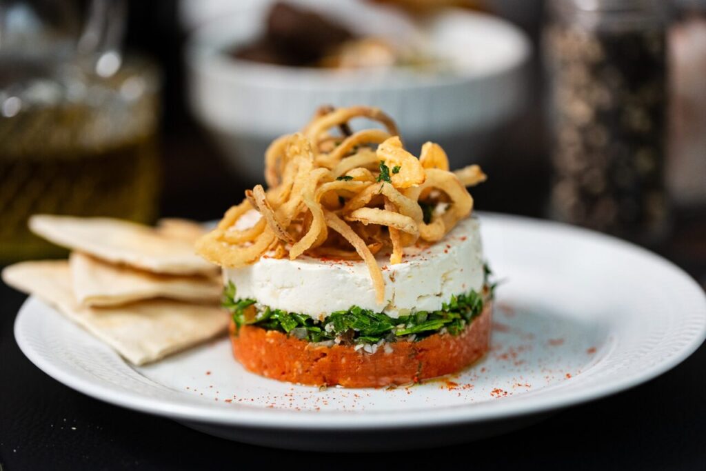 Burj, camadas intercaladas de kibe cru, tabule, coalhada seca, finalizado com Crispy de cebola crocante, acompanhado de pão árabe da Chef Giselle Carmona (Foto Lina Sumizono) (1)