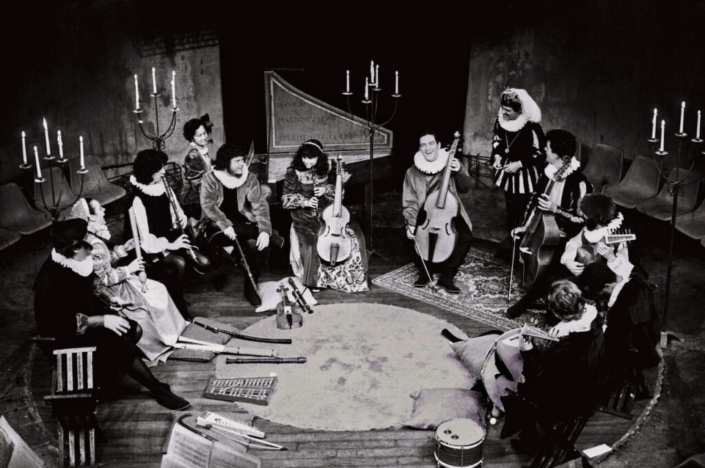 CONJUNTO RENASCENTISTA DE CURITIBA. TEATRO DO PAIOL 1982. FOTO NENI GLOCK