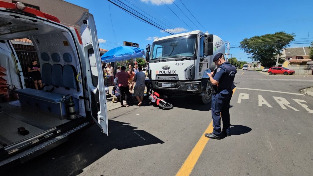 Acidente entre caminhão e moto