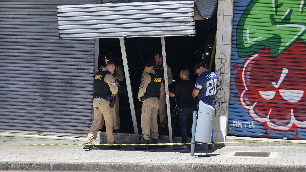 Policiais investigam o local do homicídio no Centro de Curitiba
