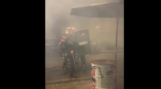 Confronto com guardas municipais em Curitiba, durante a festa do Oscar